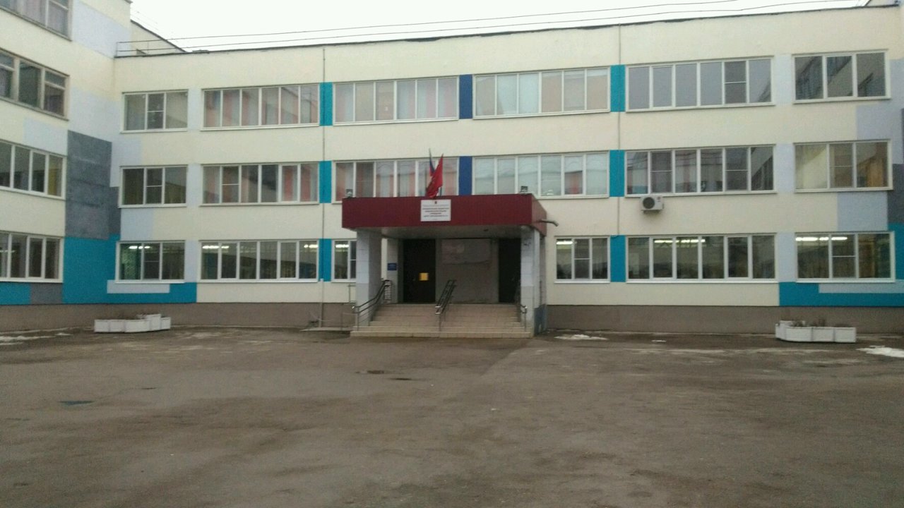 Главный вход в здание школы
