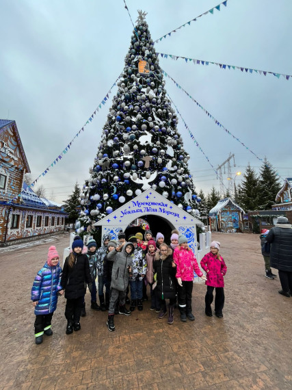 Учащиеся 2 В класса посетили Московскую усадьбу Деда Мороза.